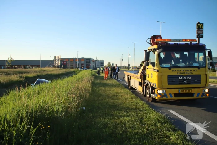 Bestuurder van Tesla verliest macht over het stuur en belandt in sloot