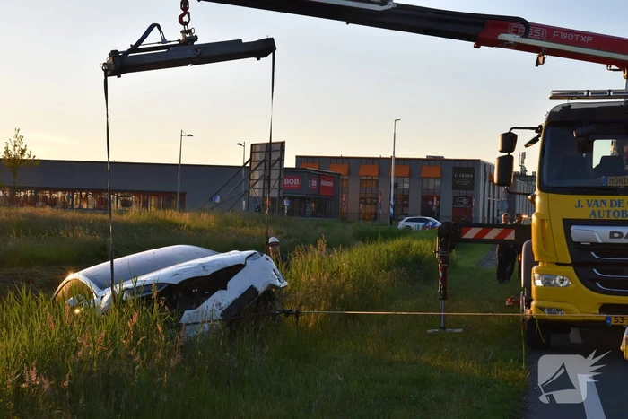 Bestuurder van Tesla verliest macht over het stuur en belandt in sloot