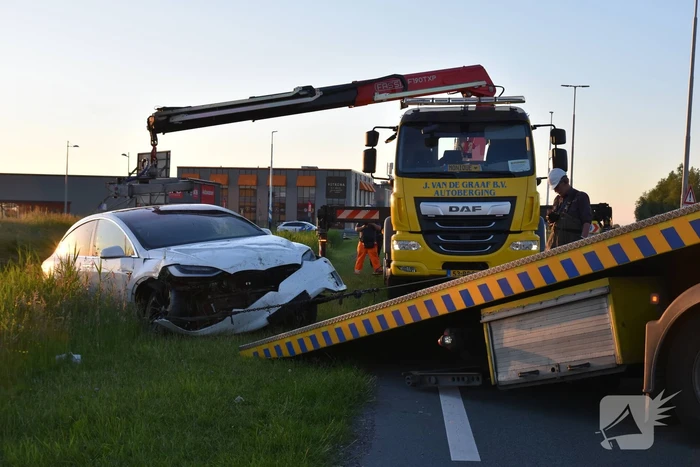 Bestuurder van Tesla verliest macht over het stuur en belandt in sloot
