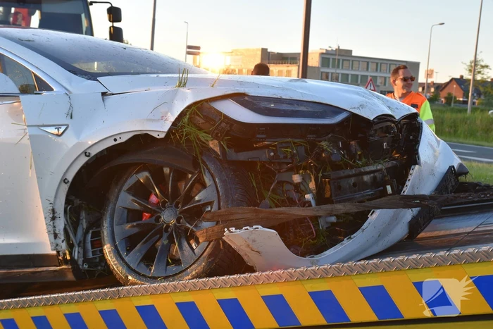 Bestuurder van Tesla verliest macht over het stuur en belandt in sloot