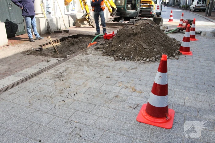 Winkelstraat afgesloten door waterlekkage