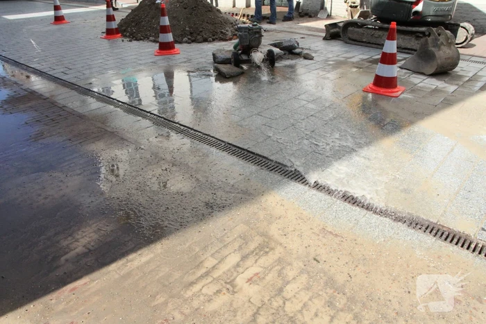 Winkelstraat afgesloten door waterlekkage