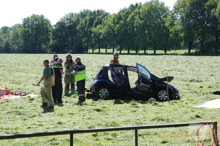 Auto belandt in weiland na ongeval