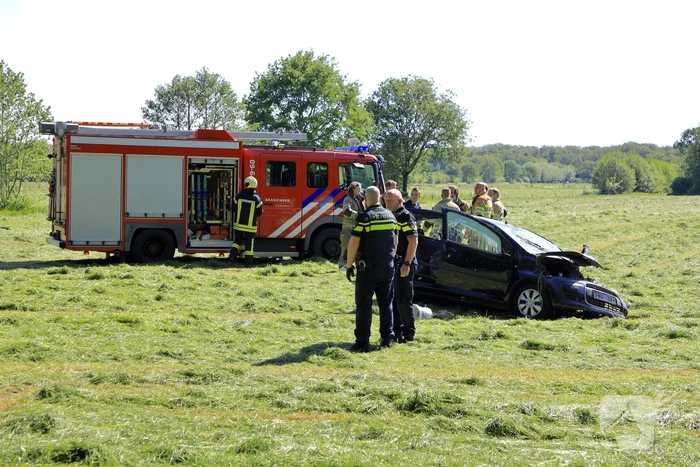 Auto belandt in weiland na ongeval
