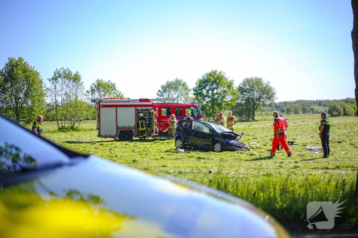 Auto belandt in weiland na ongeval