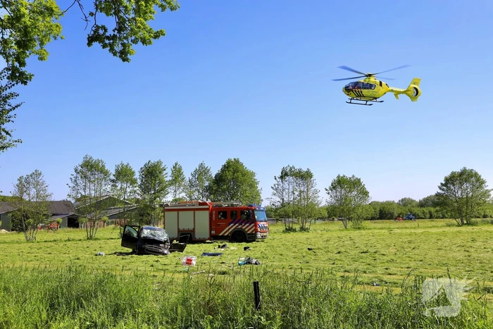 Auto belandt in weiland na ongeval