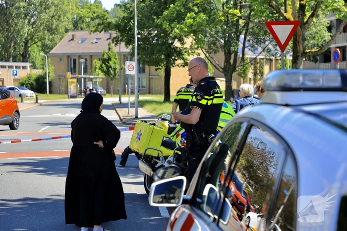 Personenauto botst op brommer