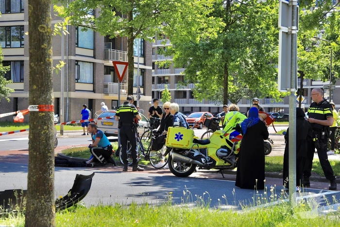 Personenauto botst op brommer