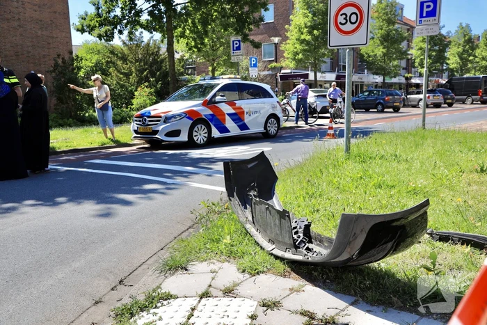 Personenauto botst op brommer