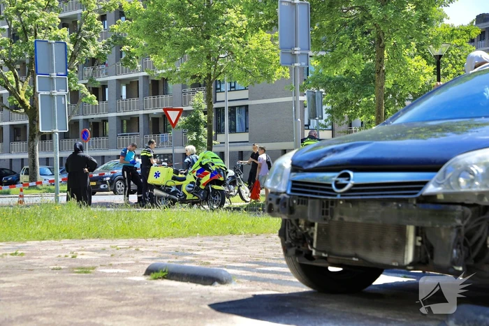 Personenauto botst op brommer