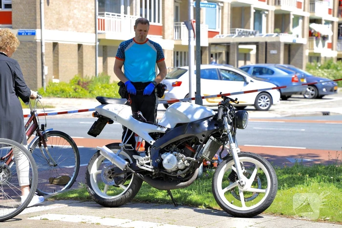 Personenauto botst op brommer