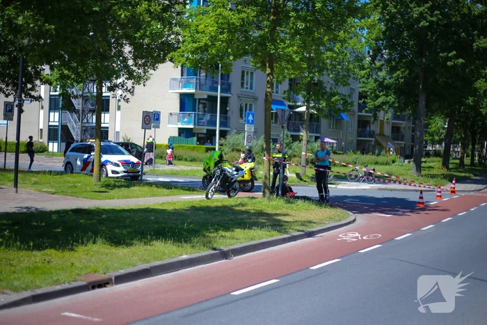 Personenauto botst op brommer