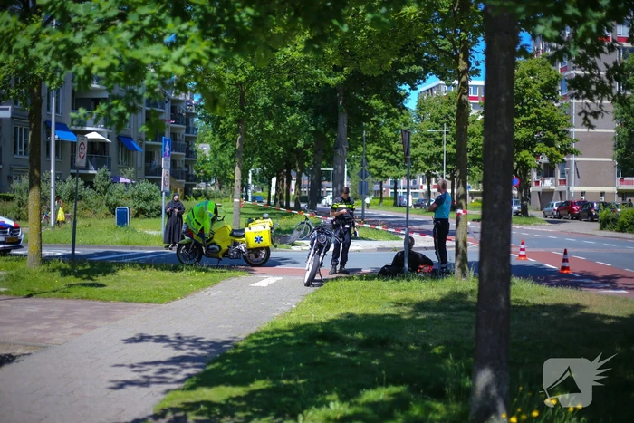 Personenauto botst op brommer