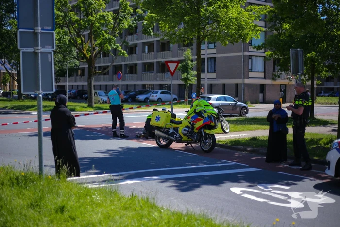 Personenauto botst op brommer