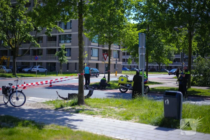 Personenauto botst op brommer