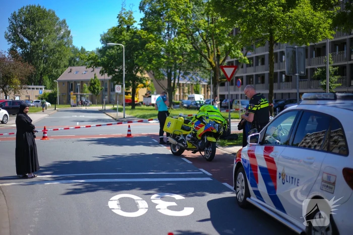 Personenauto botst op brommer