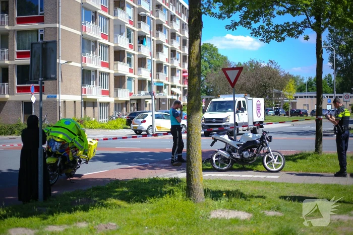 Personenauto botst op brommer