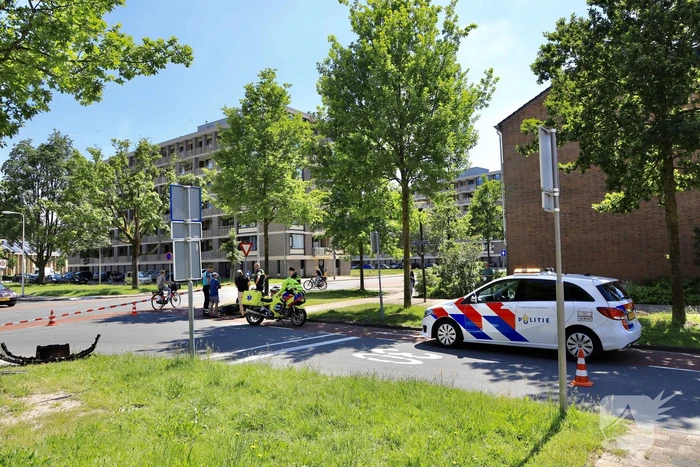 Personenauto botst op brommer