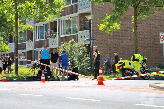 Personenauto botst op brommer