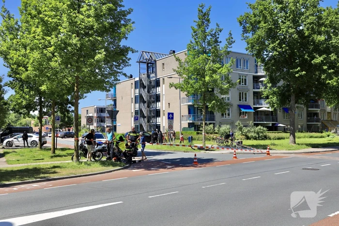 Personenauto botst op brommer