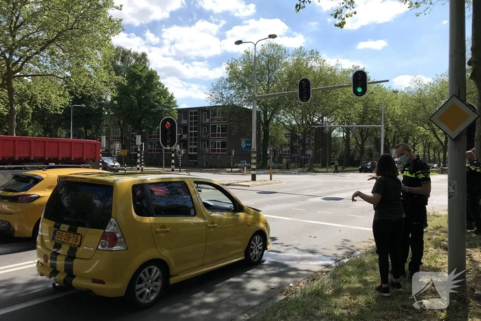 Auto lekt vloeistof na botsing