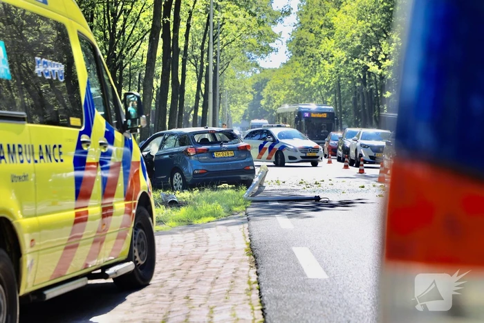 Personenauto belandt op boom