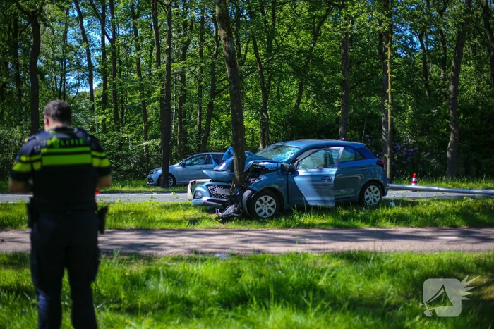 Personenauto belandt op boom