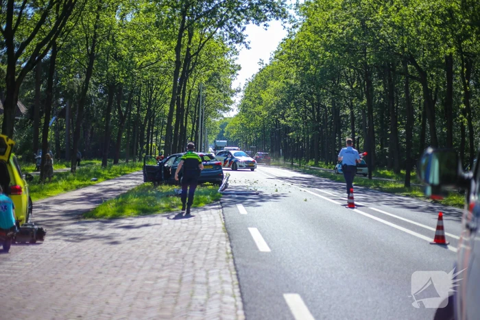 Personenauto belandt op boom