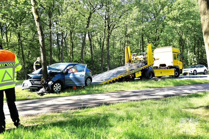 Personenauto belandt op boom