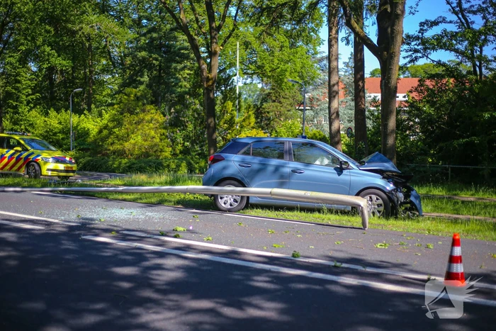 Personenauto belandt op boom
