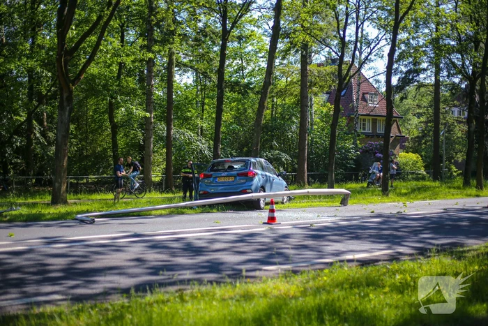 Personenauto belandt op boom