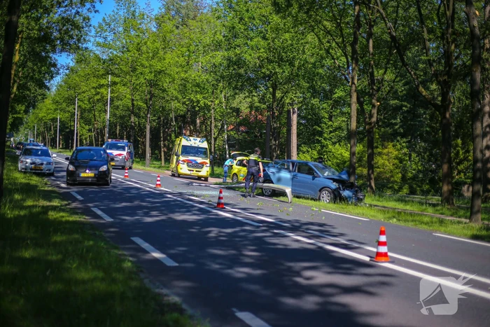 Personenauto belandt op boom