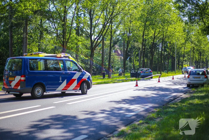 Personenauto belandt op boom