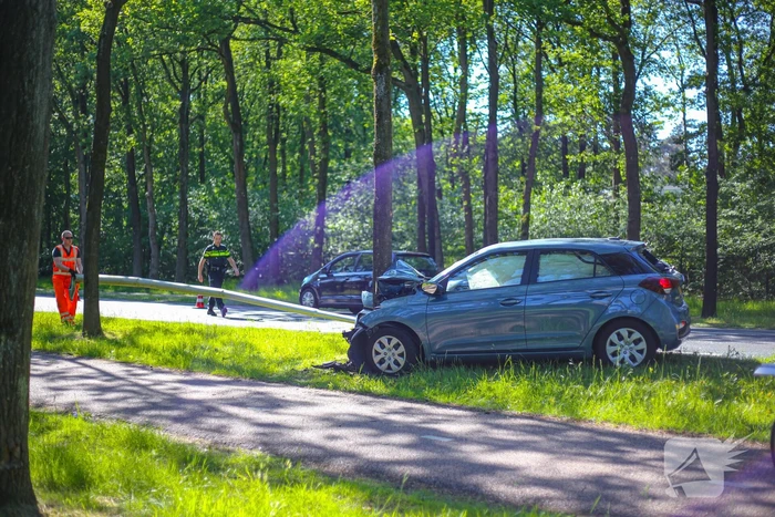 Personenauto belandt op boom