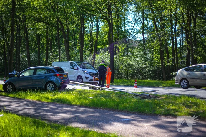 Personenauto belandt op boom