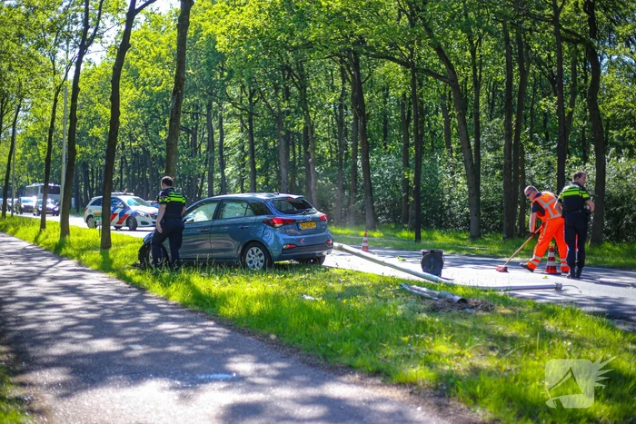 Personenauto belandt op boom