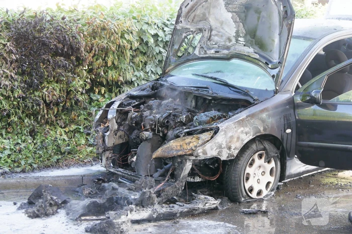 Personenauto brandt uit bij Esso