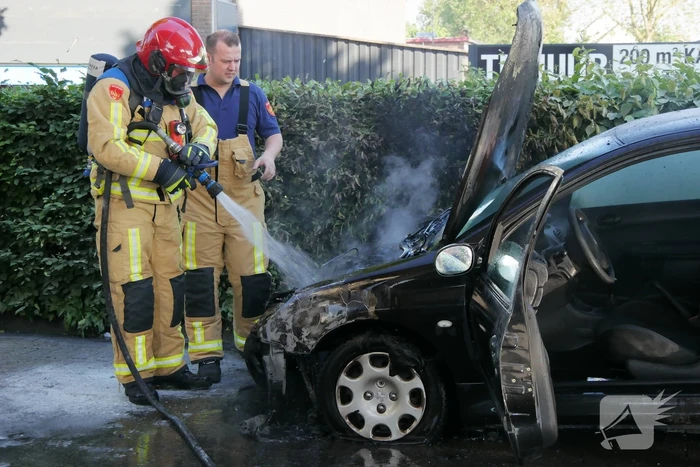 Personenauto brandt uit bij Esso