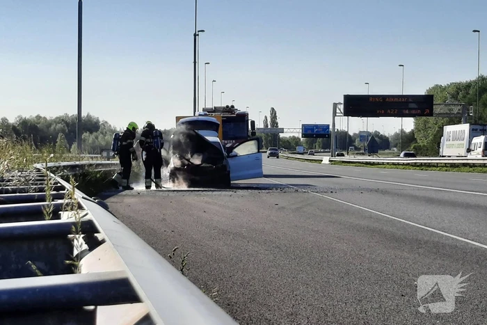 Personenauto in brand op de Rijksweg