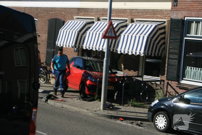 45-km schiet tegen hekwerk na botsing