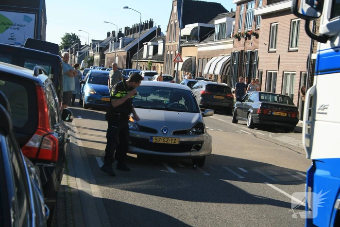 45-km schiet tegen hekwerk na botsing