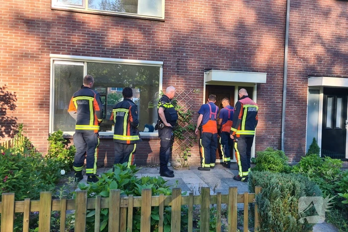 Brandweer betreed woning na waterlek