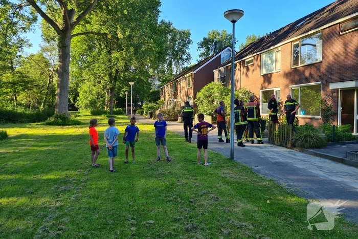 Brandweer betreed woning na waterlek