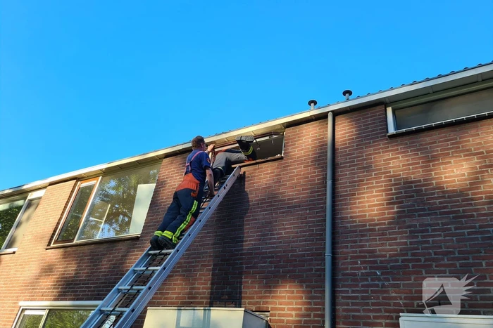 Brandweer betreed woning na waterlek
