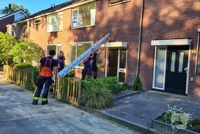 Brandweer betreed woning na waterlek