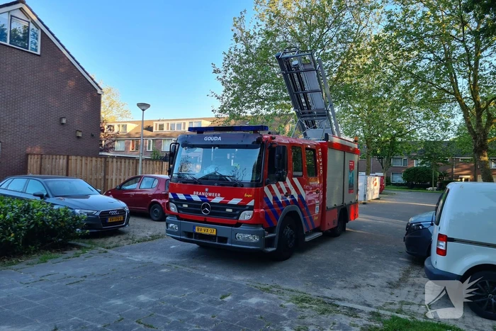 Brandweer betreed woning na waterlek