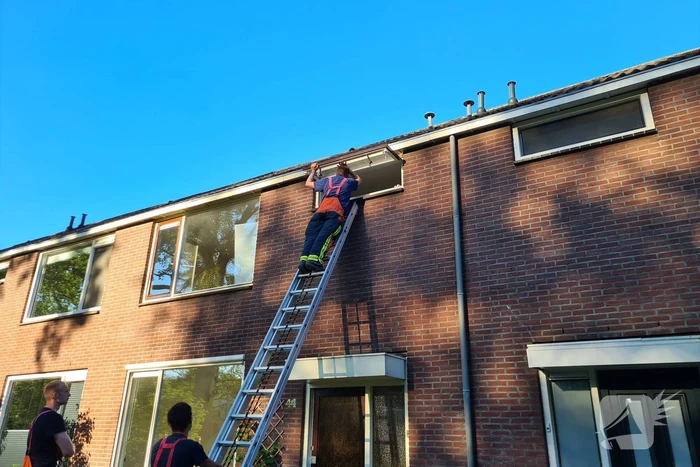 Brandweer betreed woning na waterlek