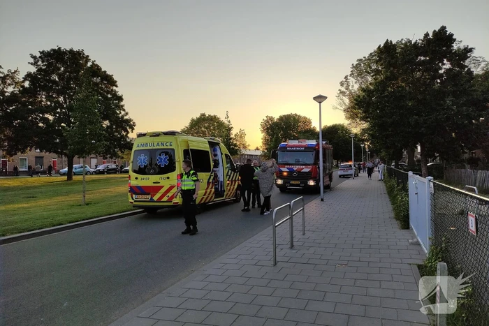 Hulpdiensten bevrijden baby vast in hek
