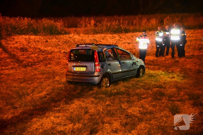 19-jarige bestuurder uit auto geslingerd en overleden
