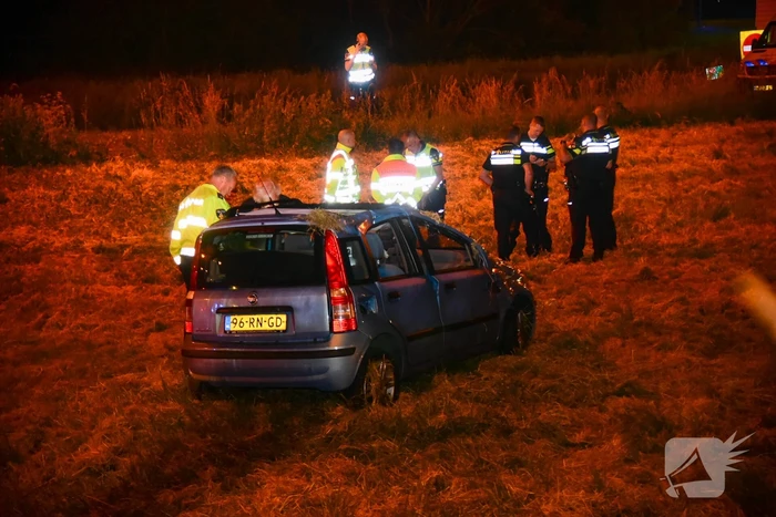 19-jarige bestuurder uit auto geslingerd en overleden